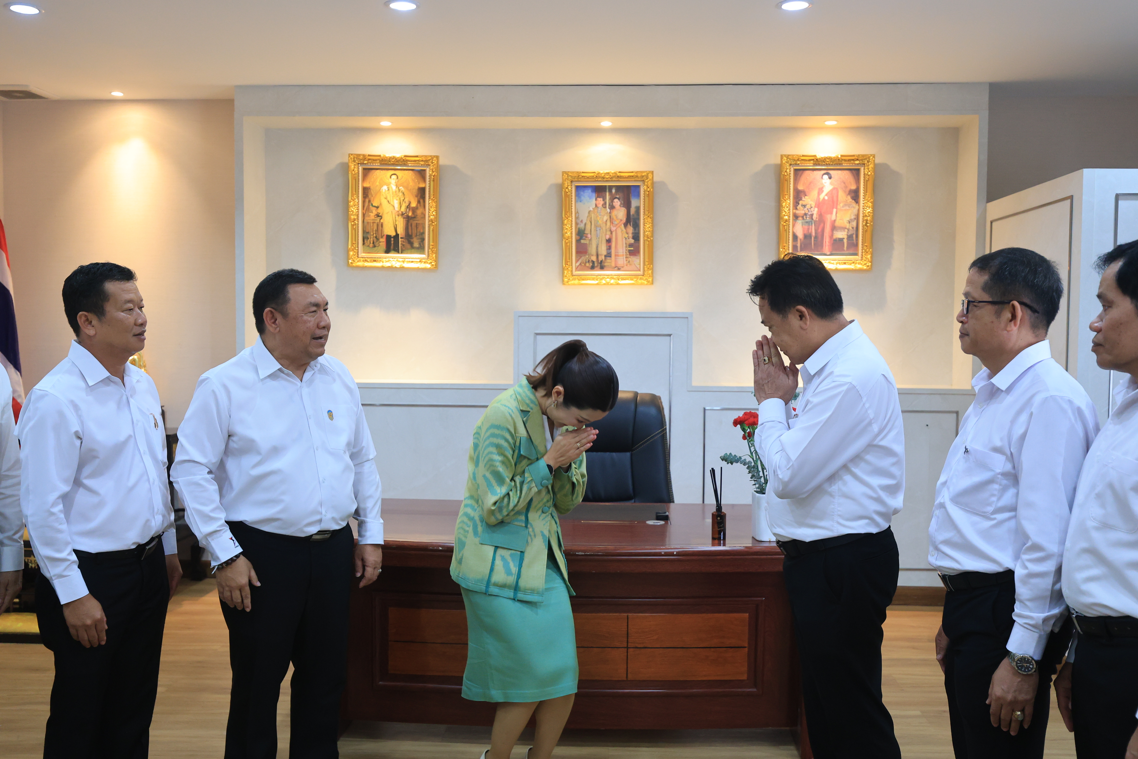 title - คณะผู้บริหาร ส.ป.ก. ร่วมแสดงความยินดีในโอกาสเข้ารับตำแหน่งของรัฐมนตรีว่าการกระทรวงเกษตรและสหกรณ์ และรัฐมนตรีช่วยว่าการกระทรวงเกษตรและสหกรณ์ 